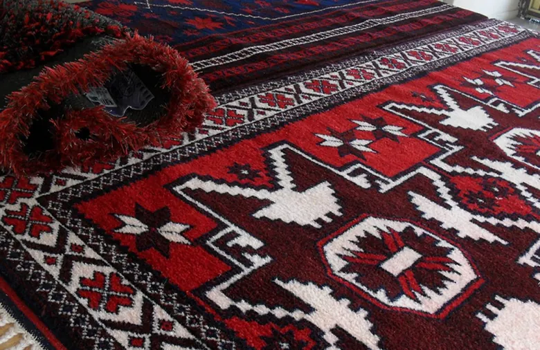 Yiğido tesisinde yıkanmak üzere hazırlanan desenli ve tel işlemeli seccadeler